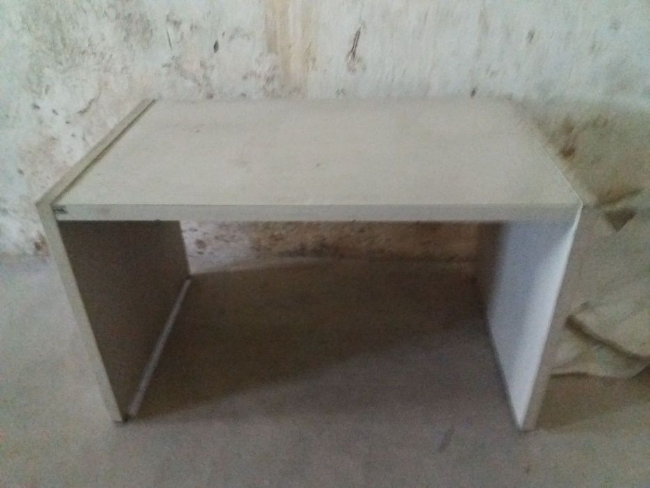 Secretária em metal SÓLIDA