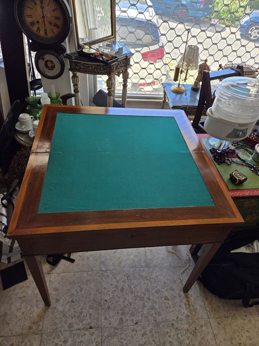 Mesa de jogo em nogueira