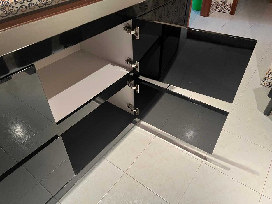 Aparador preto lacado 6 divisórias