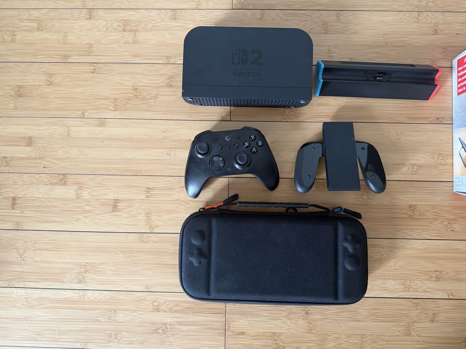 Nintendo Switch + pad + dodatkowy dock + etui