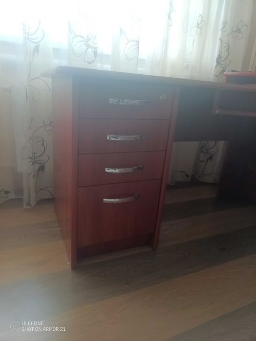 Комп'ютерний стіл