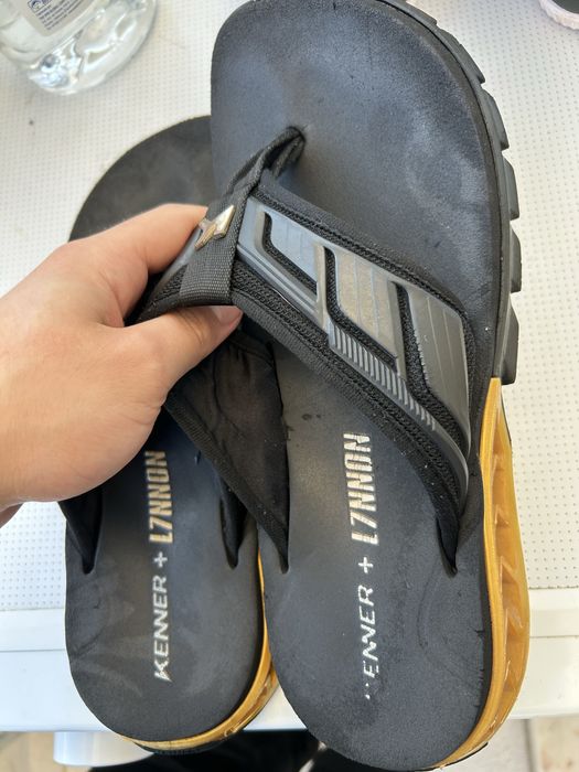 Chinelo kenner L7 dourado e pretl