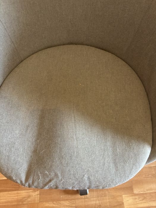 Cadeira de escritorio cinzenta