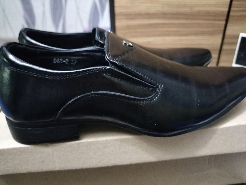 Туфлі чорні класичні нові 37 розмір , але є маленький нюанс
