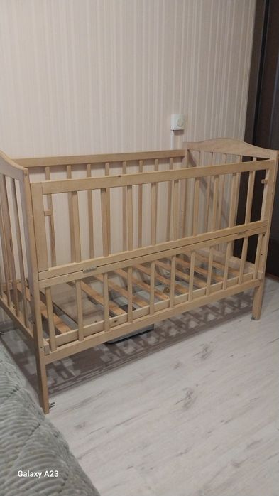 Дитяче дерев'яне ліжко