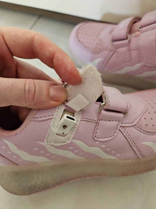 Sapatos com luzes e rodas para menina