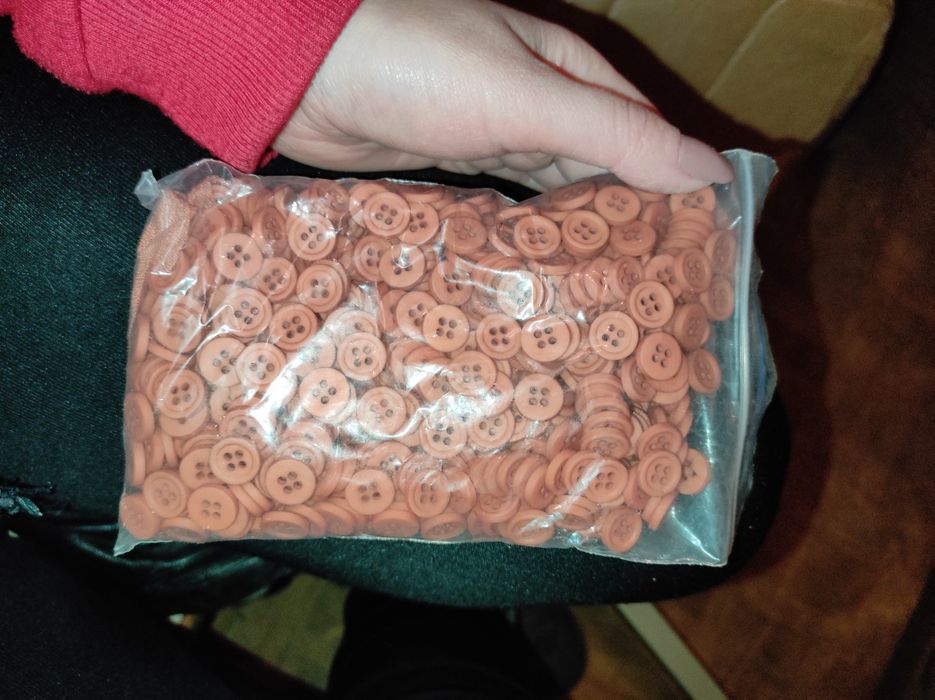 Guziki pomarańczowe cegła