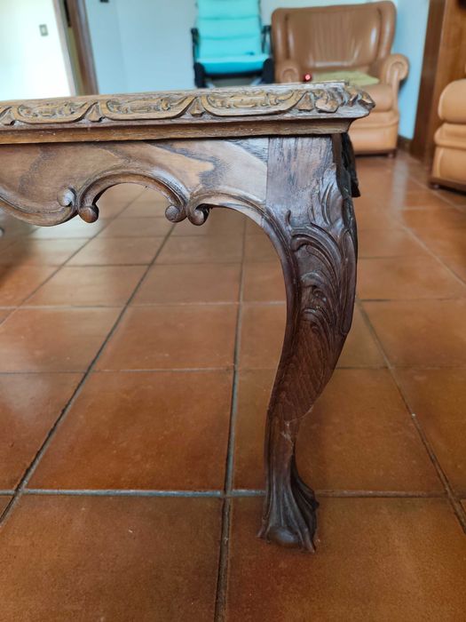 Mesa de centro, ricamente esculpida à mão, com cena de vindima.