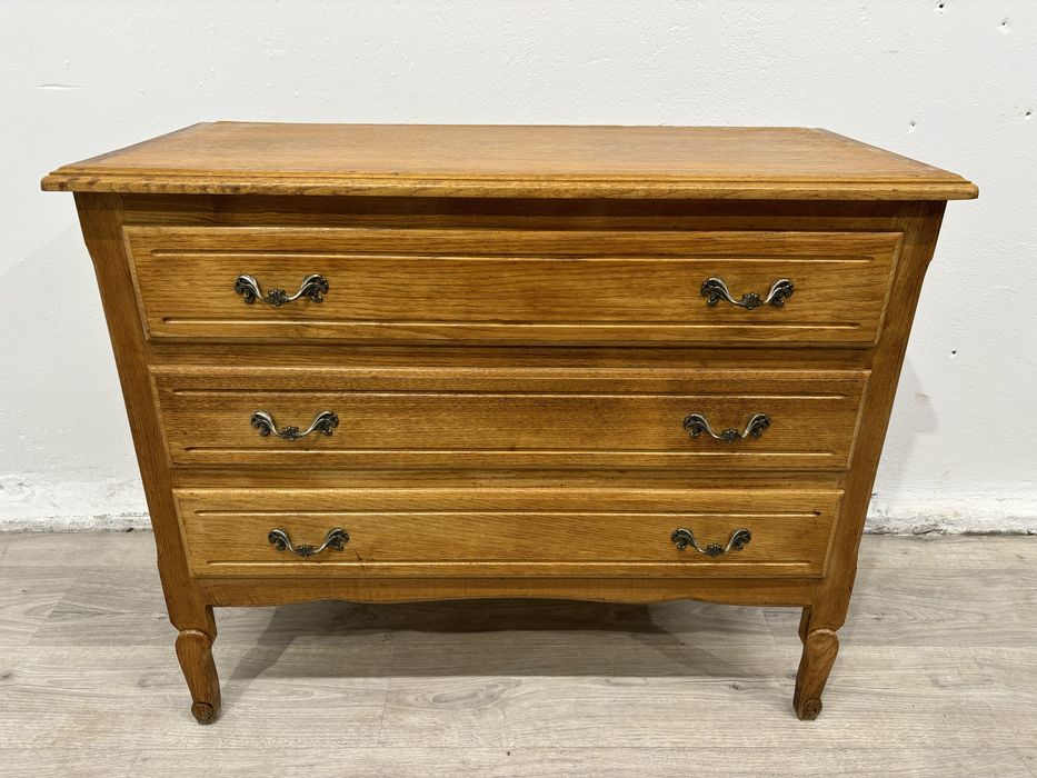 Jasna dębowa komoda z szufladami w stylu ludwikowskim