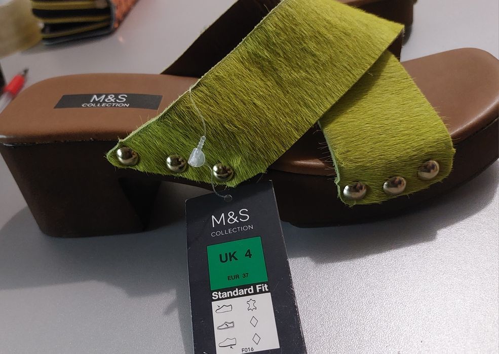 Шикарне взуття M&S шкіра block  heel clogs lime яскраві стукалки