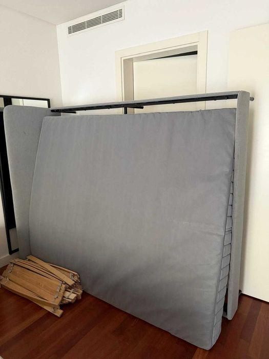 Cama Ikea Cinzenta 140x200 + Colchão + Mesas de cabeceira e cadeeiros