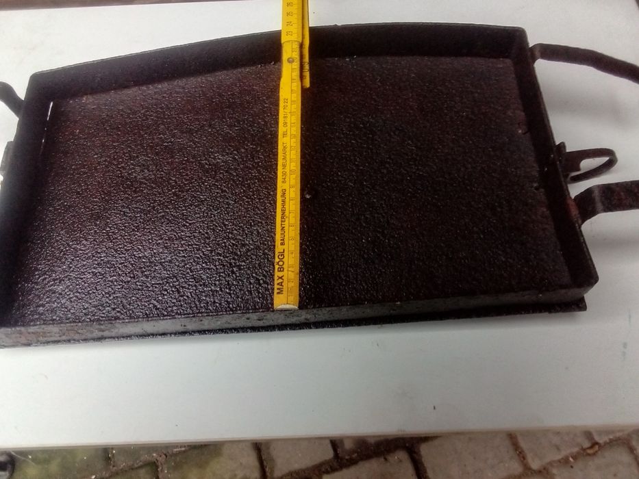 Żeliwne drzwiczki do pieca kuchennego