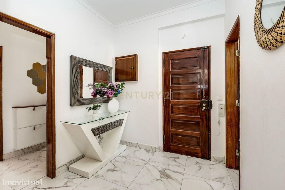 T3 com Vista Rio Desafogada e Excelente Localização em Forte da Casa