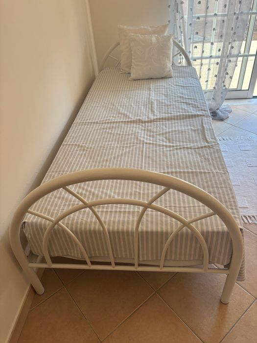 Cama de ferro solteiro