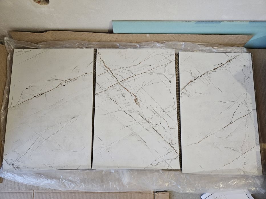 Ścinki płytek o rozmiarze 60 x 120cm, gres szkliwiony jasne i ciemne