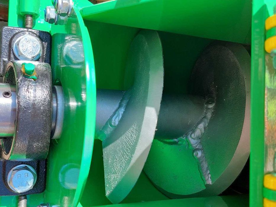 Шнековий подрібнювач гілок з кріпленням для автомобільного причепа