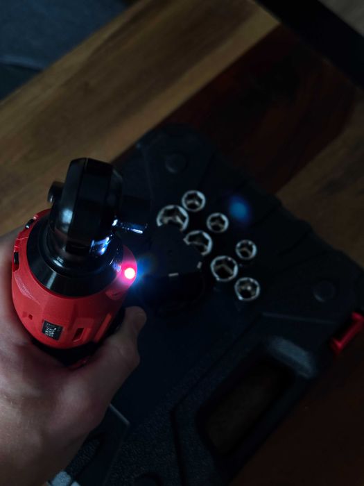 Elektryczna Grzechotka Kątowa 3/8 w Praktycznej Walizce 2x aku NOWA !