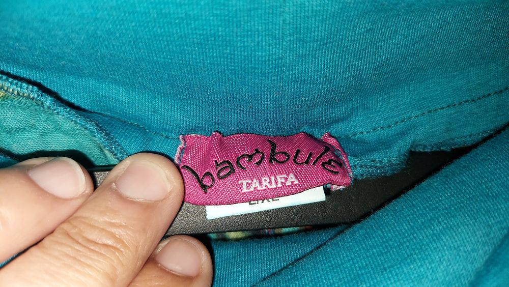 2 Calças largas - uma com flores, tons de azul e outra em roxo L/XL