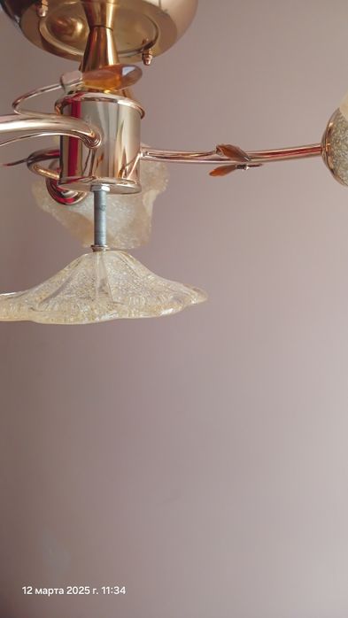 Люстра на три плафона б/у