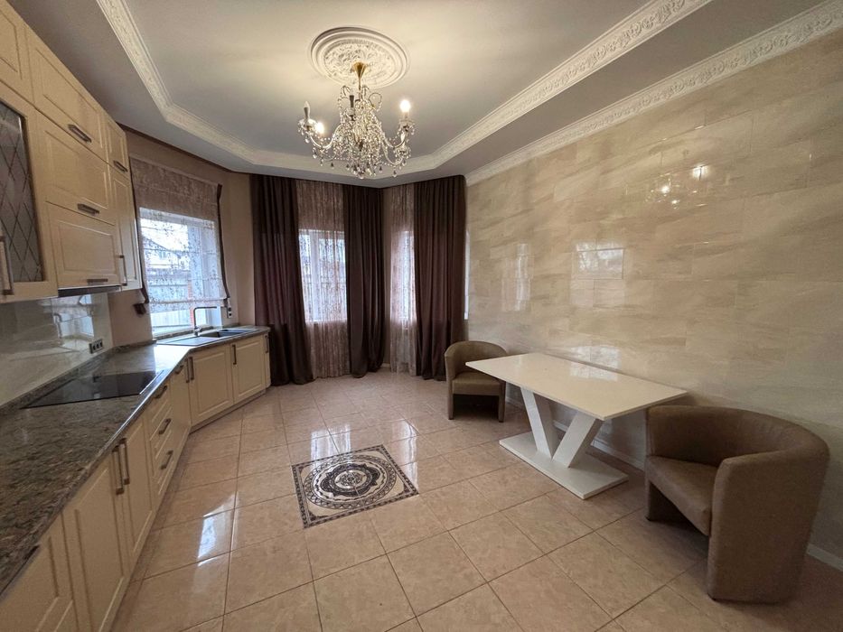 Сучасний двоповерховий будинок з ремонтом на 5 сотках