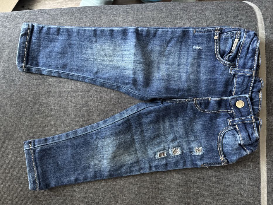 Джинсы синего и черного цвета