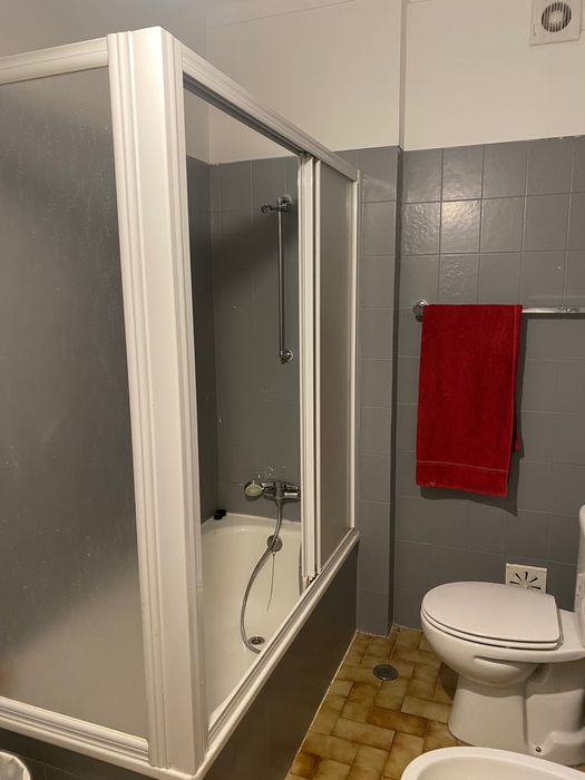 Quarto grande ! E bem localizado