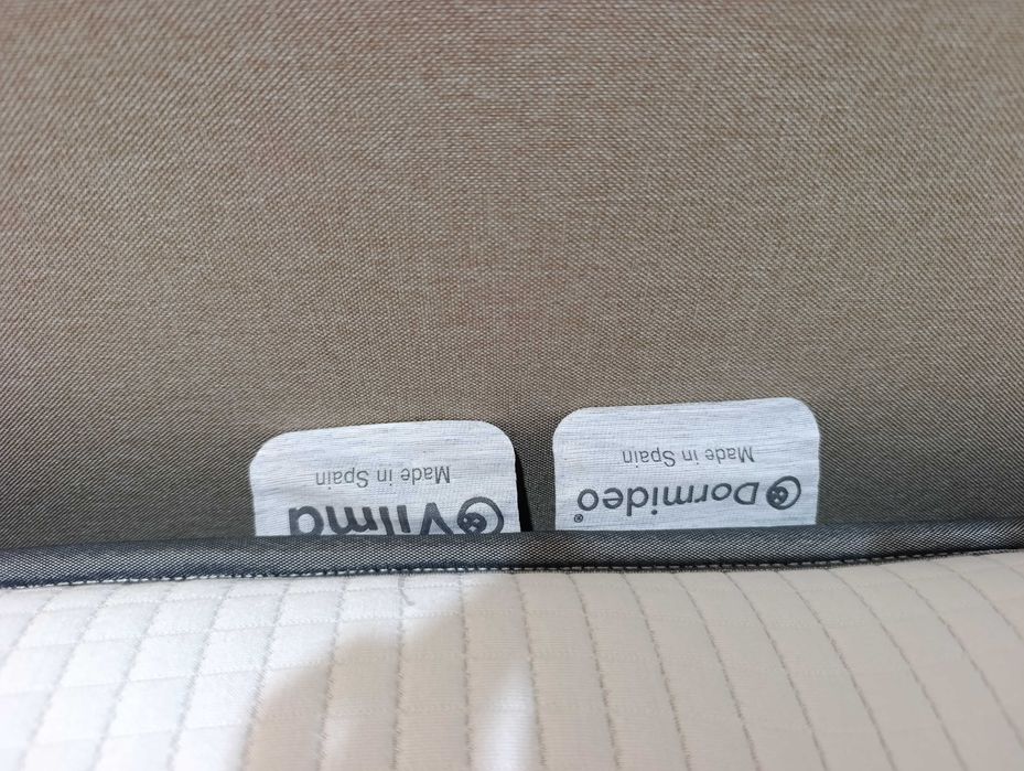 Quarto cama colchão e cabeceira