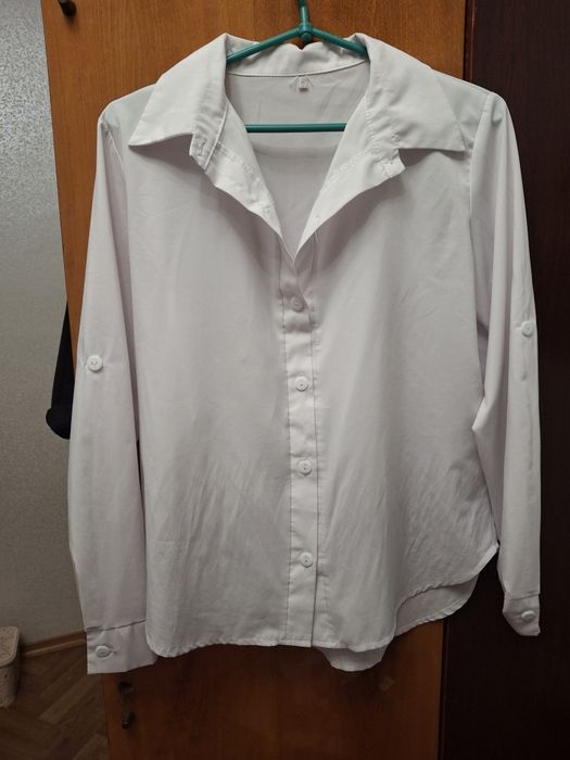 Біла класична блузка