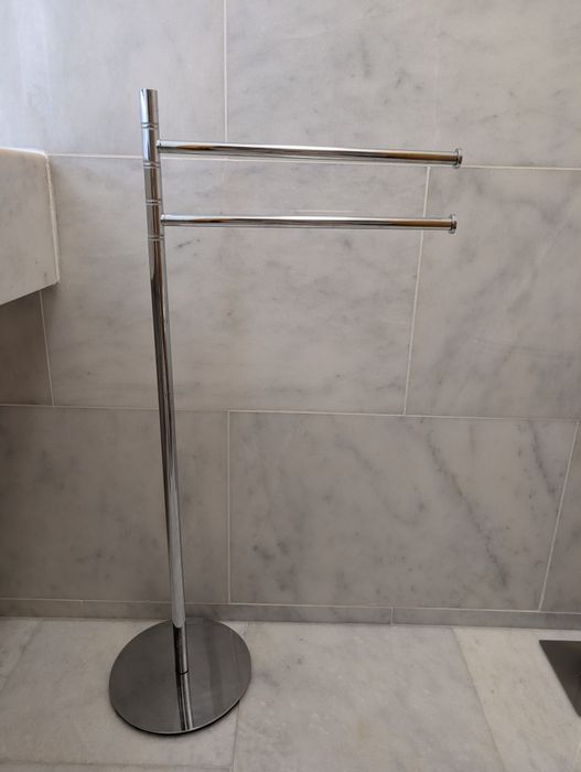 Toalheiro de pé em inox