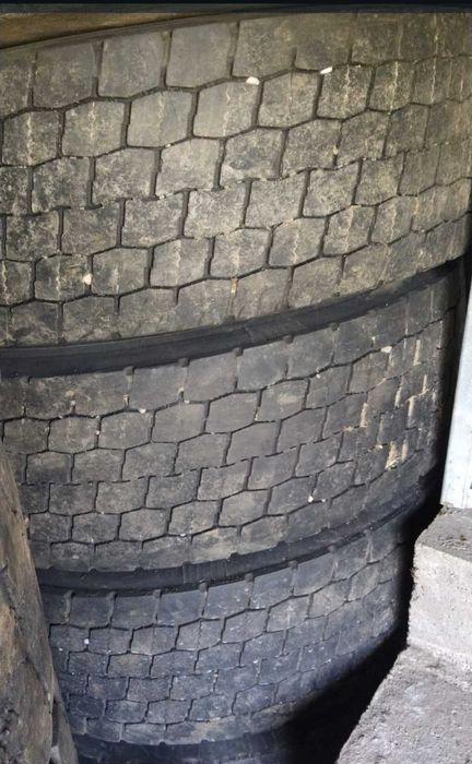 Pneus com jantes alumínio 22.5 camião