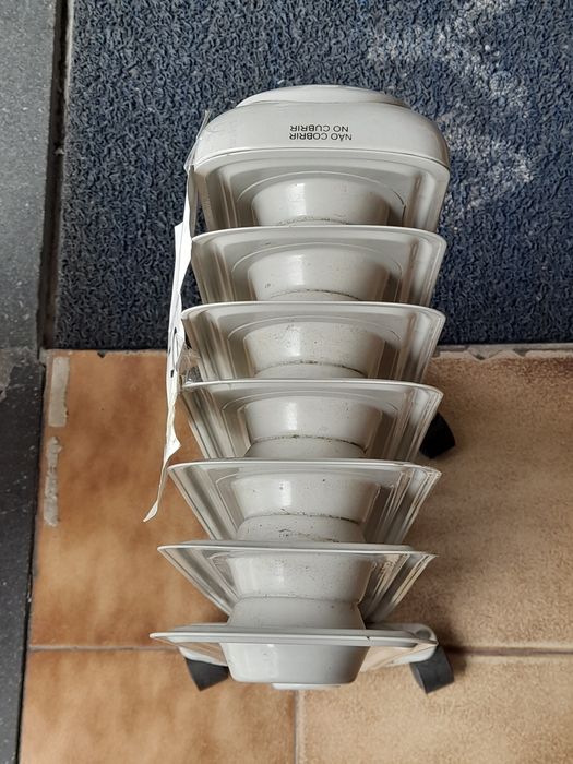 Aquecedor a óleo com 6 elementos a funcionar lindamente marca Kunft