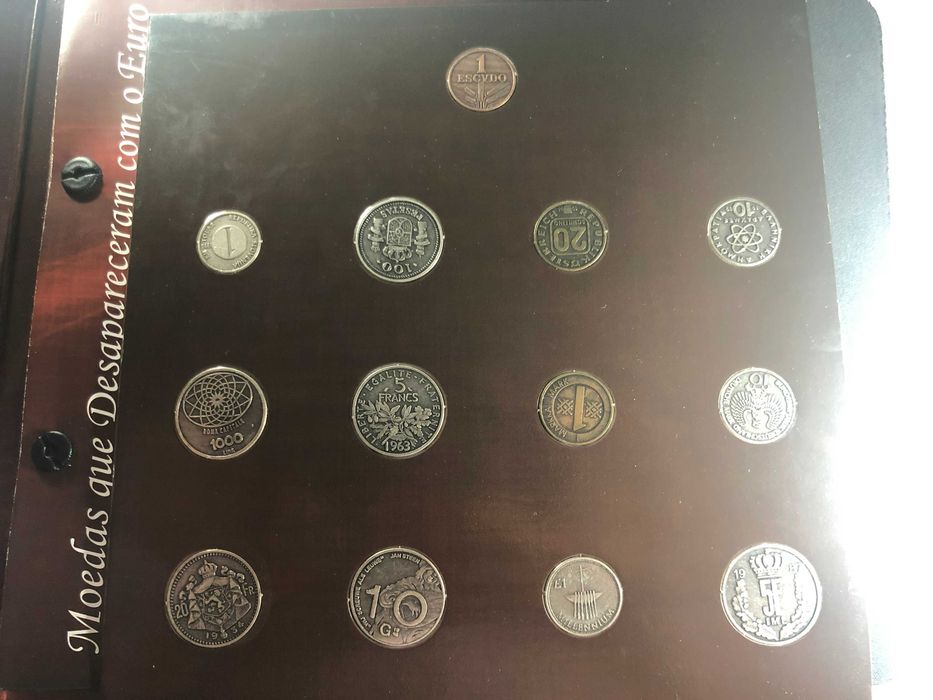 Livro com réplicas das moedas que desapareceram com o Euro