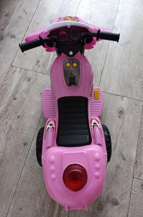 Motorek różowy  akumulator , dziewczynki jak nowy kuferek otwierany