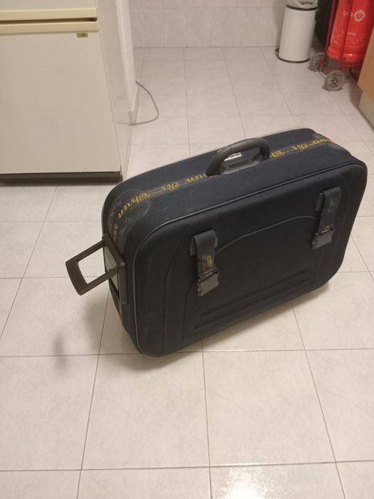 Vendo trailer  mala viagem  cor azul escuro em perfeito estado