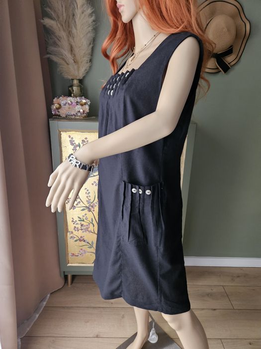 Czarna sukienka damska midi vintage z ozdobnymi guzikami – styl min