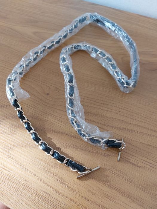 Довгий лаковий ремінець до сумки темно-синього кольору