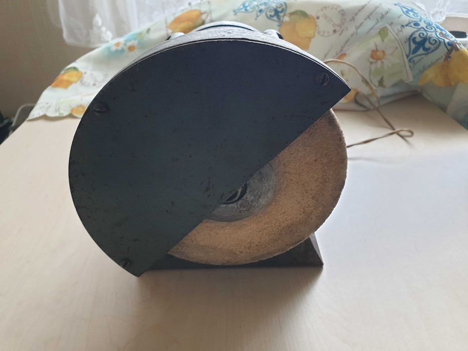 Точило однофазное в рабочем состоянии