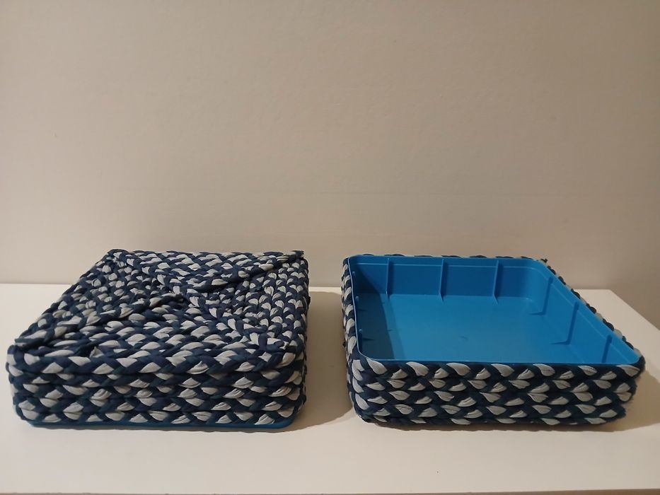 Caixa plástica forrada a tecido azul