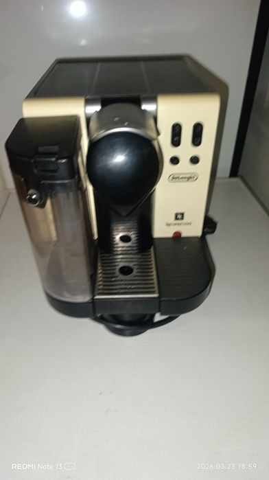 Капсульна кофемашина delonghi