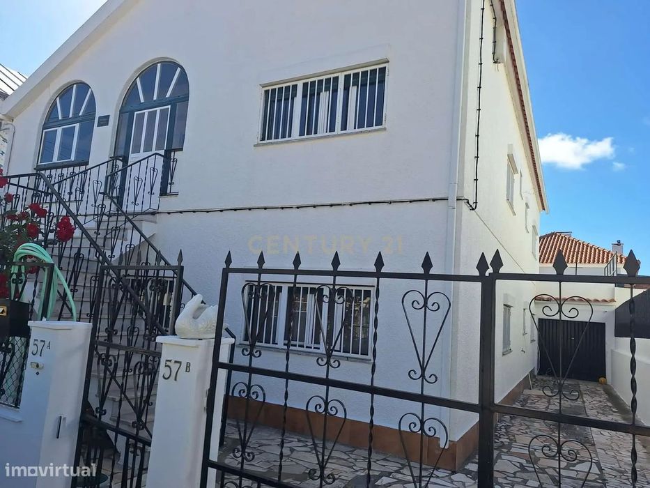 Arrendamento T3 - Andar de Moradia + Sótão - 1.650,00€