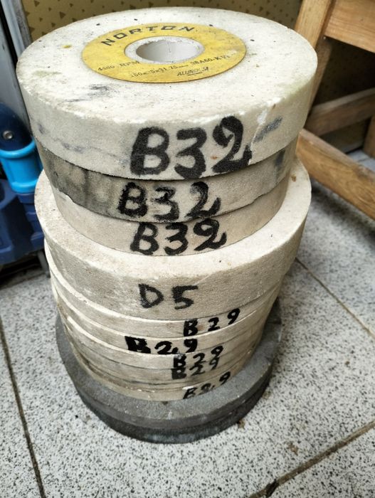 Vários pedras de esmoril