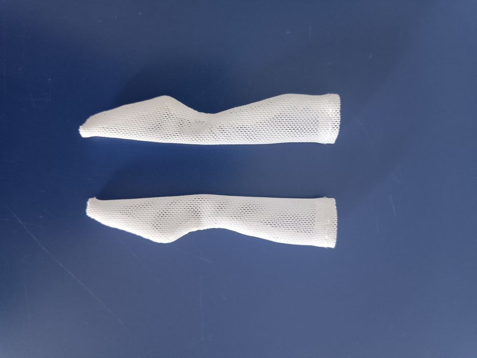 Białe podkolanówki do lalki