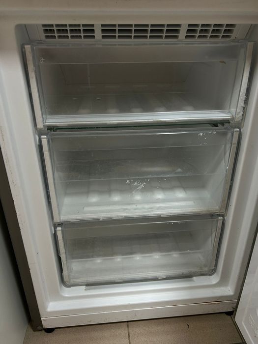 Frigorífico Combinado Indesit Inox – Muito bom estado – Pouco uso