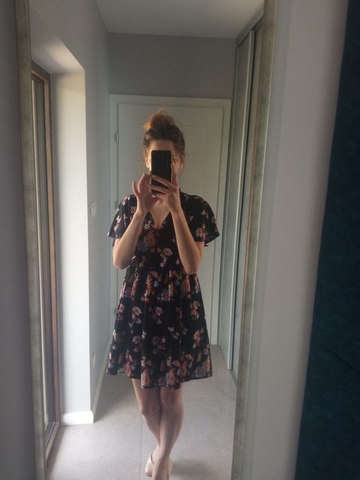 Sukienka S 36 kwiaty czarna mini