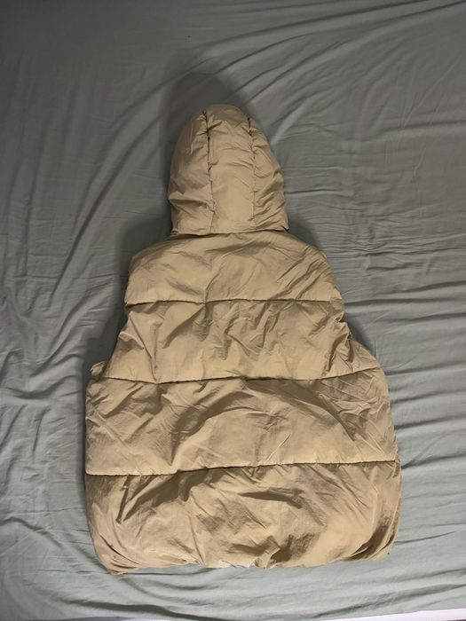 Colete beje, ótimo para noites de verão