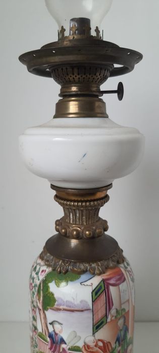 Lâmpada antiga de porcelana