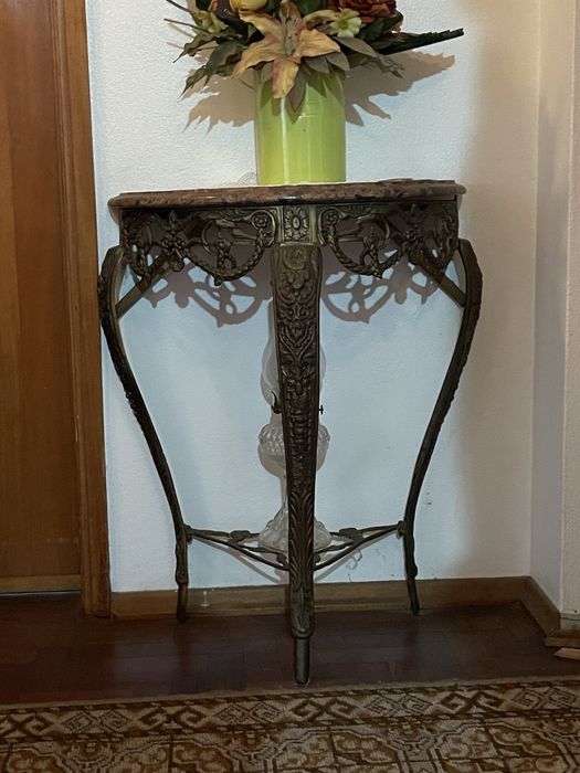 Mesa/Consola antiga em metal ornamentado com tampo de mármore