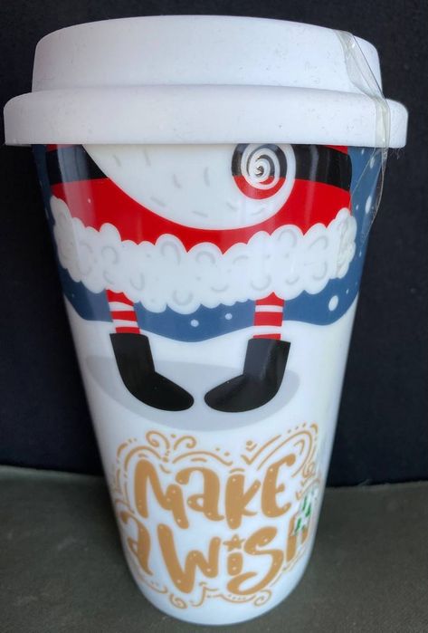 Чашка/стакан с крышкой для напитков.