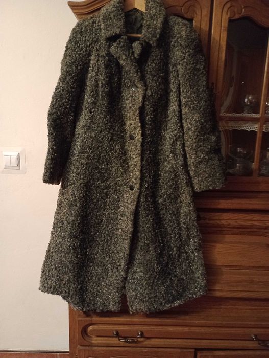 Płaszcz z materiału a,la karakuły do o czyszczenia