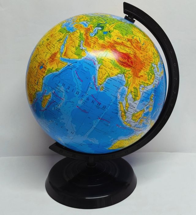 Глобуси політичний та фізичний